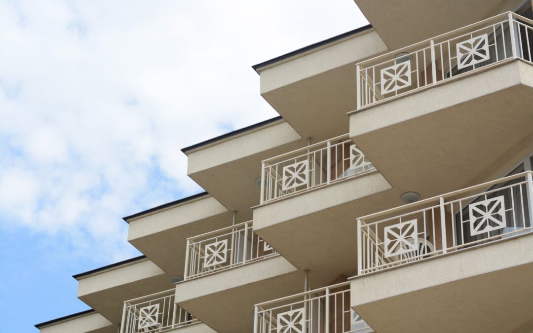 Balustrada na balkon. Jak wybrać bezpieczną i trwałą konstrukcję?