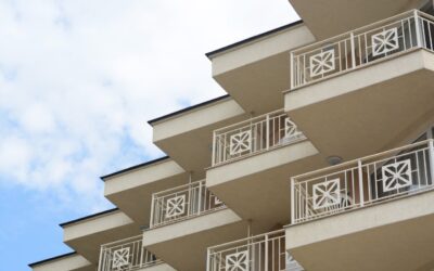 Balustrada na balkon. Jak wybrać bezpieczną i trwałą konstrukcję?